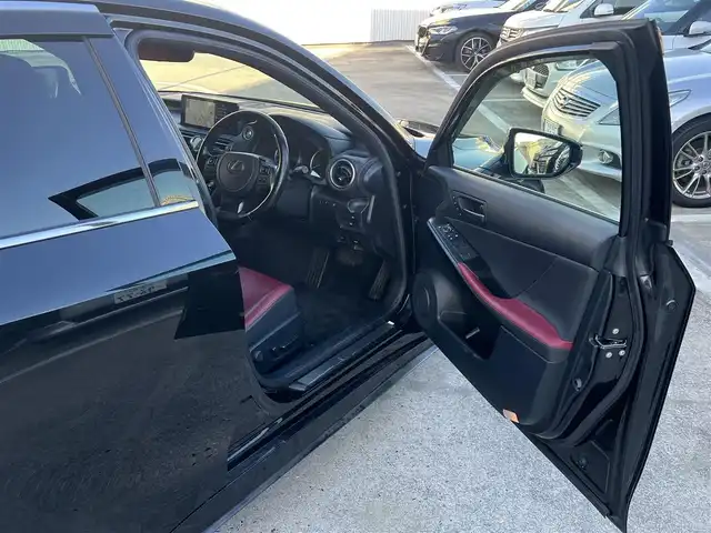 レクサス ＩＳ 300 バージョンL 広島県 2020(令2)年 5万km グラファイトブラックガラスフレーク 新車ワンオーナー/走行距離49103km（入庫時）/ムーンルーフ（メーカーオプション）/純正19インチ5本マルチスポークアルミホイール/3連フルLEDヘッドランプ/ダークローズレザーシート/運転席＆助手席/・パワーシート/・シートヒーター/・ベンチレーション/運転席ポジションメモリー/ブラック本木製革巻きコンビステアリングホイール/パドルシフト/ステアリングヒーター/純正メモリーナビ/・10.3インチタッチワイドディスプレイ/・フルセグテレビ/・バックモニター/・Blu-ray＆DVD＆CD再生可/・プレミアムサウンドシステム/ビルトインETC2.0/ドライブモードセレクト（ECO/NORMAL/SPORT）/セーフティシステムプラス/・プリクラッシュセーフティ/・レーントレーシングアシスト/・オートマチックハイビーム/・レーダークルーズコントロール/・ロードサインアシスト/・先行車発進告知機能/・ドライバー異常時対応システム/ブラインドスポットモニター/パーキングサポートブレーキ/フロアマット/スマートキー×2/カードキー/新車保証書有/取扱説明書有