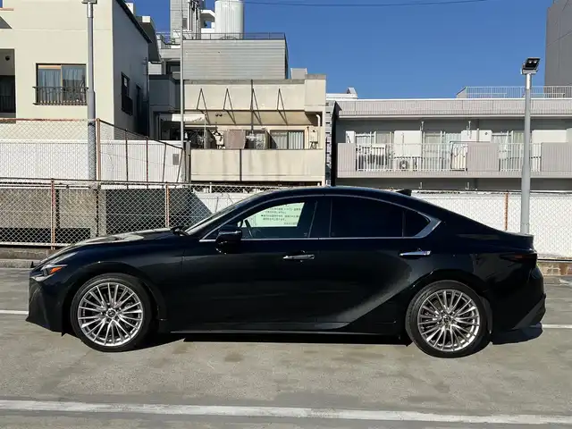 レクサス ＩＳ 300 バージョンL 広島県 2020(令2)年 5万km グラファイトブラックガラスフレーク 新車ワンオーナー/走行距離49103km（入庫時）/ムーンルーフ（メーカーオプション）/純正19インチ5本マルチスポークアルミホイール/3連フルLEDヘッドランプ/ダークローズレザーシート/運転席＆助手席/・パワーシート/・シートヒーター/・ベンチレーション/運転席ポジションメモリー/ブラック本木製革巻きコンビステアリングホイール/パドルシフト/ステアリングヒーター/純正メモリーナビ/・10.3インチタッチワイドディスプレイ/・フルセグテレビ/・バックモニター/・Blu-ray＆DVD＆CD再生可/・プレミアムサウンドシステム/ビルトインETC2.0/ドライブモードセレクト（ECO/NORMAL/SPORT）/セーフティシステムプラス/・プリクラッシュセーフティ/・レーントレーシングアシスト/・オートマチックハイビーム/・レーダークルーズコントロール/・ロードサインアシスト/・先行車発進告知機能/・ドライバー異常時対応システム/ブラインドスポットモニター/パーキングサポートブレーキ/フロアマット/スマートキー×2/カードキー/新車保証書有/取扱説明書有