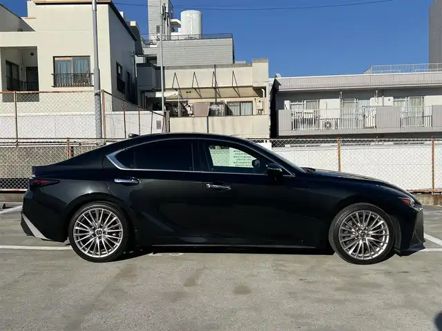 レクサス ＩＳ 300 バージョンL 広島県 2020(令2)年 5万km グラファイトブラックガラスフレーク 新車ワンオーナー/走行距離49103km（入庫時）/ムーンルーフ（メーカーオプション）/純正19インチ5本マルチスポークアルミホイール/3連フルLEDヘッドランプ/ダークローズレザーシート/運転席＆助手席/・パワーシート/・シートヒーター/・ベンチレーション/運転席ポジションメモリー/ブラック本木製革巻きコンビステアリングホイール/パドルシフト/ステアリングヒーター/純正メモリーナビ/・10.3インチタッチワイドディスプレイ/・フルセグテレビ/・バックモニター/・Blu-ray＆DVD＆CD再生可/・プレミアムサウンドシステム/ビルトインETC2.0/ドライブモードセレクト（ECO/NORMAL/SPORT）/セーフティシステムプラス/・プリクラッシュセーフティ/・レーントレーシングアシスト/・オートマチックハイビーム/・レーダークルーズコントロール/・ロードサインアシスト/・先行車発進告知機能/・ドライバー異常時対応システム/ブラインドスポットモニター/パーキングサポートブレーキ/フロアマット/スマートキー×2/カードキー/新車保証書有/取扱説明書有