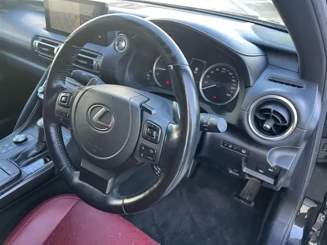 レクサス ＩＳ 300 バージョンL 広島県 2020(令2)年 5万km グラファイトブラックガラスフレーク 新車ワンオーナー/走行距離49103km（入庫時）/ムーンルーフ（メーカーオプション）/純正19インチ5本マルチスポークアルミホイール/3連フルLEDヘッドランプ/ダークローズレザーシート/運転席＆助手席/・パワーシート/・シートヒーター/・ベンチレーション/運転席ポジションメモリー/ブラック本木製革巻きコンビステアリングホイール/パドルシフト/ステアリングヒーター/純正メモリーナビ/・10.3インチタッチワイドディスプレイ/・フルセグテレビ/・バックモニター/・Blu-ray＆DVD＆CD再生可/・プレミアムサウンドシステム/ビルトインETC2.0/ドライブモードセレクト（ECO/NORMAL/SPORT）/セーフティシステムプラス/・プリクラッシュセーフティ/・レーントレーシングアシスト/・オートマチックハイビーム/・レーダークルーズコントロール/・ロードサインアシスト/・先行車発進告知機能/・ドライバー異常時対応システム/ブラインドスポットモニター/パーキングサポートブレーキ/フロアマット/スマートキー×2/カードキー/新車保証書有/取扱説明書有