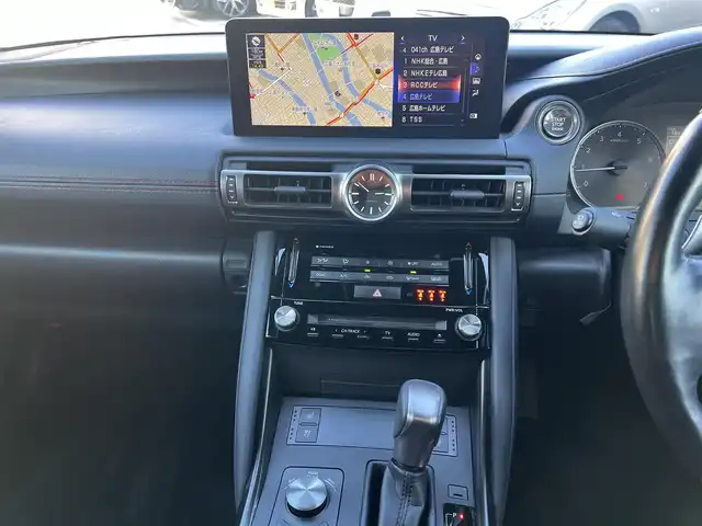 レクサス ＩＳ 300 バージョンL 広島県 2020(令2)年 5万km グラファイトブラックガラスフレーク 新車ワンオーナー/走行距離49103km（入庫時）/ムーンルーフ（メーカーオプション）/純正19インチ5本マルチスポークアルミホイール/3連フルLEDヘッドランプ/ダークローズレザーシート/運転席＆助手席/・パワーシート/・シートヒーター/・ベンチレーション/運転席ポジションメモリー/ブラック本木製革巻きコンビステアリングホイール/パドルシフト/ステアリングヒーター/純正メモリーナビ/・10.3インチタッチワイドディスプレイ/・フルセグテレビ/・バックモニター/・Blu-ray＆DVD＆CD再生可/・プレミアムサウンドシステム/ビルトインETC2.0/ドライブモードセレクト（ECO/NORMAL/SPORT）/セーフティシステムプラス/・プリクラッシュセーフティ/・レーントレーシングアシスト/・オートマチックハイビーム/・レーダークルーズコントロール/・ロードサインアシスト/・先行車発進告知機能/・ドライバー異常時対応システム/ブラインドスポットモニター/パーキングサポートブレーキ/フロアマット/スマートキー×2/カードキー/新車保証書有/取扱説明書有