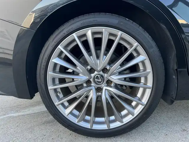 レクサス ＩＳ 300 バージョンL 広島県 2020(令2)年 5万km グラファイトブラックガラスフレーク 新車ワンオーナー/走行距離49103km（入庫時）/ムーンルーフ（メーカーオプション）/純正19インチ5本マルチスポークアルミホイール/3連フルLEDヘッドランプ/ダークローズレザーシート/運転席＆助手席/・パワーシート/・シートヒーター/・ベンチレーション/運転席ポジションメモリー/ブラック本木製革巻きコンビステアリングホイール/パドルシフト/ステアリングヒーター/純正メモリーナビ/・10.3インチタッチワイドディスプレイ/・フルセグテレビ/・バックモニター/・Blu-ray＆DVD＆CD再生可/・プレミアムサウンドシステム/ビルトインETC2.0/ドライブモードセレクト（ECO/NORMAL/SPORT）/セーフティシステムプラス/・プリクラッシュセーフティ/・レーントレーシングアシスト/・オートマチックハイビーム/・レーダークルーズコントロール/・ロードサインアシスト/・先行車発進告知機能/・ドライバー異常時対応システム/ブラインドスポットモニター/パーキングサポートブレーキ/フロアマット/スマートキー×2/カードキー/新車保証書有/取扱説明書有