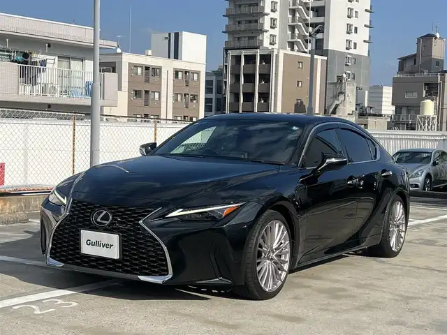 レクサス ＩＳ 300 バージョンL 広島県 2020(令2)年 5万km グラファイトブラックガラスフレーク 新車ワンオーナー/走行距離49103km（入庫時）/ムーンルーフ（メーカーオプション）/純正19インチ5本マルチスポークアルミホイール/3連フルLEDヘッドランプ/ダークローズレザーシート/運転席＆助手席/・パワーシート/・シートヒーター/・ベンチレーション/運転席ポジションメモリー/ブラック本木製革巻きコンビステアリングホイール/パドルシフト/ステアリングヒーター/純正メモリーナビ/・10.3インチタッチワイドディスプレイ/・フルセグテレビ/・バックモニター/・Blu-ray＆DVD＆CD再生可/・プレミアムサウンドシステム/ビルトインETC2.0/ドライブモードセレクト（ECO/NORMAL/SPORT）/セーフティシステムプラス/・プリクラッシュセーフティ/・レーントレーシングアシスト/・オートマチックハイビーム/・レーダークルーズコントロール/・ロードサインアシスト/・先行車発進告知機能/・ドライバー異常時対応システム/ブラインドスポットモニター/パーキングサポートブレーキ/フロアマット/スマートキー×2/カードキー/新車保証書有/取扱説明書有