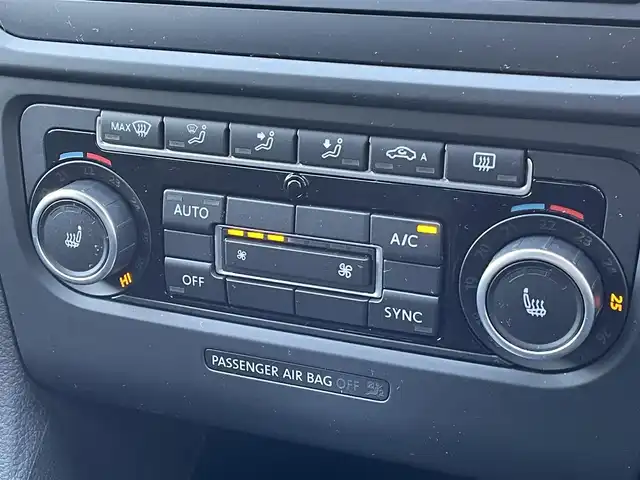 フォルクスワーゲン ゴルフ R 群馬県 2012(平24)年 8.3万km ライジングブルーメタリック 純正SDナビ/CD・DVD・SD/USB・Bluetooth・AUX/バックカメラ/ステアリングリモコン/パドルシフト/革巻付ステアリング/sport/comfortモード/GolfR用バケットシート/D/N席シートヒーター/純正アルミホイール/LEDオートライト/ETC