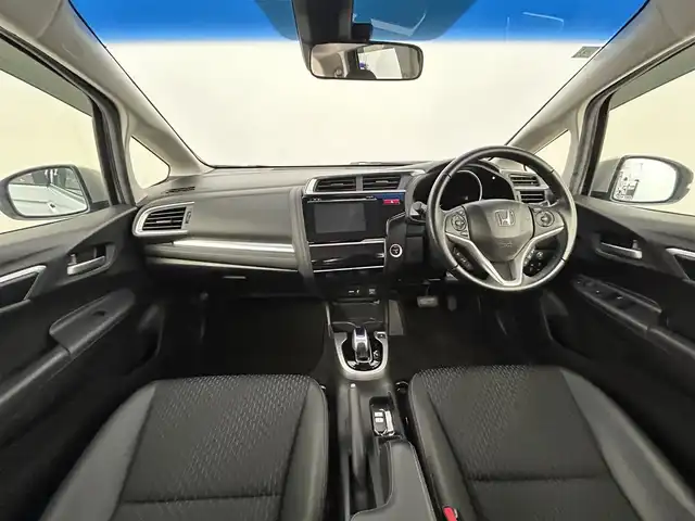 ホンダ フィット ハイブリット Lパッケージ 道央・札幌 2017(平29)年 4.7万km アラバスターシルバーメタリック ・４WD/・寒冷地仕様/・ホンダインターナビ/　CD/SD/BT/フルセグ/・ビルトインETC/・ホンダセンシング/・クルーズコントロール/・レーンキープアシスト/・ハーフレザーシート/・ステアリングスイッチ/・LEDヘッドライト/・フォグライト/・オートライト/・プッシュスタート/・スマートキー/・純正フロアマット/・ドアバイザー