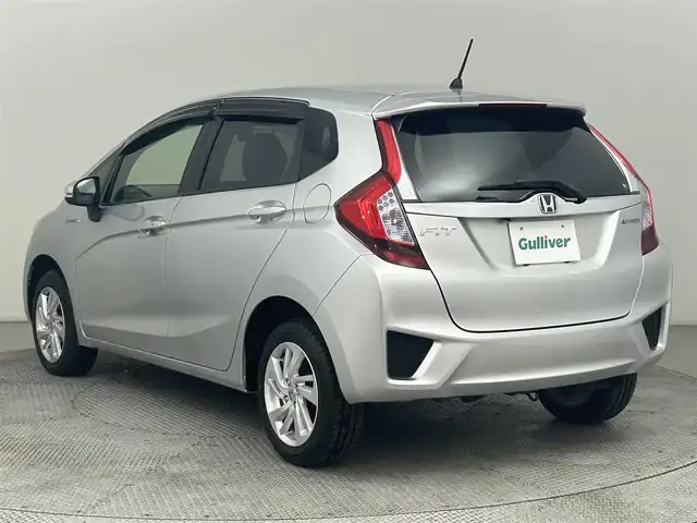 ホンダ フィット ハイブリット Lパッケージ 道央・札幌 2017(平29)年 4.7万km アラバスターシルバーメタリック ・４WD/・寒冷地仕様/・ホンダインターナビ/　CD/SD/BT/フルセグ/・ビルトインETC/・ホンダセンシング/・クルーズコントロール/・レーンキープアシスト/・ハーフレザーシート/・ステアリングスイッチ/・LEDヘッドライト/・フォグライト/・オートライト/・プッシュスタート/・スマートキー/・純正フロアマット/・ドアバイザー