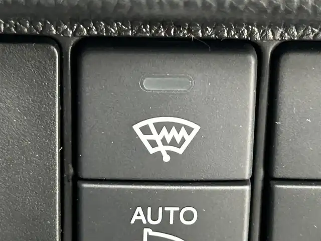 ホンダ フィット ハイブリット Lパッケージ 道央・札幌 2017(平29)年 4.7万km アラバスターシルバーメタリック ・４WD/・寒冷地仕様/・ホンダインターナビ/　CD/SD/BT/フルセグ/・ビルトインETC/・ホンダセンシング/・クルーズコントロール/・レーンキープアシスト/・ハーフレザーシート/・ステアリングスイッチ/・LEDヘッドライト/・フォグライト/・オートライト/・プッシュスタート/・スマートキー/・純正フロアマット/・ドアバイザー