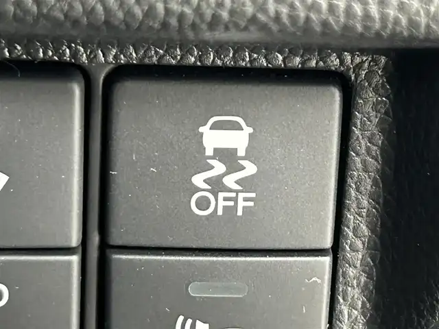 ホンダ フィット ハイブリット Lパッケージ 道央・札幌 2017(平29)年 4.7万km アラバスターシルバーメタリック ・４WD/・寒冷地仕様/・ホンダインターナビ/　CD/SD/BT/フルセグ/・ビルトインETC/・ホンダセンシング/・クルーズコントロール/・レーンキープアシスト/・ハーフレザーシート/・ステアリングスイッチ/・LEDヘッドライト/・フォグライト/・オートライト/・プッシュスタート/・スマートキー/・純正フロアマット/・ドアバイザー