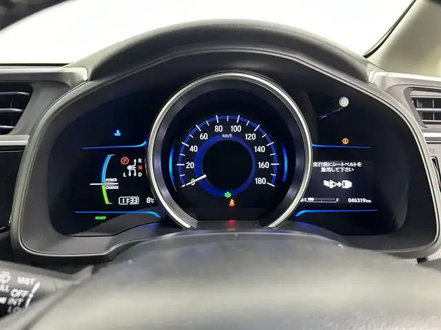 ホンダ フィット ハイブリット Lパッケージ 道央・札幌 2017(平29)年 4.7万km アラバスターシルバーメタリック ・４WD/・寒冷地仕様/・ホンダインターナビ/　CD/SD/BT/フルセグ/・ビルトインETC/・ホンダセンシング/・クルーズコントロール/・レーンキープアシスト/・ハーフレザーシート/・ステアリングスイッチ/・LEDヘッドライト/・フォグライト/・オートライト/・プッシュスタート/・スマートキー/・純正フロアマット/・ドアバイザー