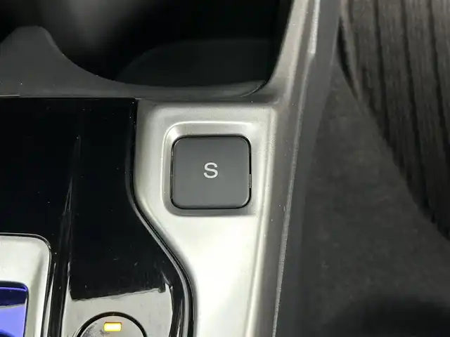 ホンダ フィット ハイブリット Lパッケージ 道央・札幌 2017(平29)年 4.7万km アラバスターシルバーメタリック ・４WD/・寒冷地仕様/・ホンダインターナビ/　CD/SD/BT/フルセグ/・ビルトインETC/・ホンダセンシング/・クルーズコントロール/・レーンキープアシスト/・ハーフレザーシート/・ステアリングスイッチ/・LEDヘッドライト/・フォグライト/・オートライト/・プッシュスタート/・スマートキー/・純正フロアマット/・ドアバイザー