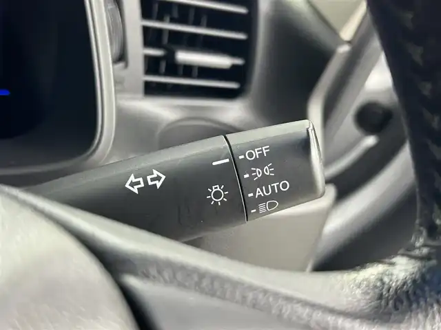 ホンダ フィット ハイブリット Lパッケージ 道央・札幌 2017(平29)年 4.7万km アラバスターシルバーメタリック ・４WD/・寒冷地仕様/・ホンダインターナビ/　CD/SD/BT/フルセグ/・ビルトインETC/・ホンダセンシング/・クルーズコントロール/・レーンキープアシスト/・ハーフレザーシート/・ステアリングスイッチ/・LEDヘッドライト/・フォグライト/・オートライト/・プッシュスタート/・スマートキー/・純正フロアマット/・ドアバイザー