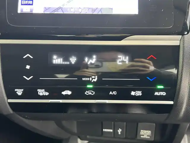 ホンダ フィット ハイブリット Lパッケージ 道央・札幌 2017(平29)年 4.7万km アラバスターシルバーメタリック ・４WD/・寒冷地仕様/・ホンダインターナビ/　CD/SD/BT/フルセグ/・ビルトインETC/・ホンダセンシング/・クルーズコントロール/・レーンキープアシスト/・ハーフレザーシート/・ステアリングスイッチ/・LEDヘッドライト/・フォグライト/・オートライト/・プッシュスタート/・スマートキー/・純正フロアマット/・ドアバイザー