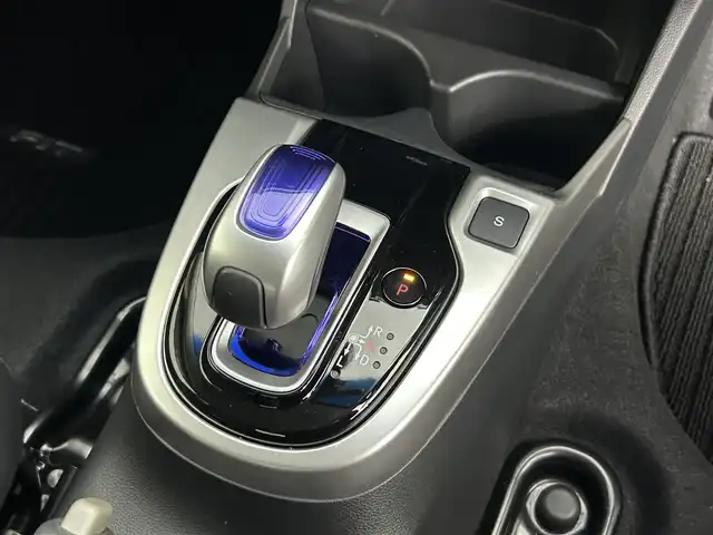 ホンダ フィット ハイブリット Lパッケージ 道央・札幌 2017(平29)年 4.7万km アラバスターシルバーメタリック ・４WD/・寒冷地仕様/・ホンダインターナビ/　CD/SD/BT/フルセグ/・ビルトインETC/・ホンダセンシング/・クルーズコントロール/・レーンキープアシスト/・ハーフレザーシート/・ステアリングスイッチ/・LEDヘッドライト/・フォグライト/・オートライト/・プッシュスタート/・スマートキー/・純正フロアマット/・ドアバイザー