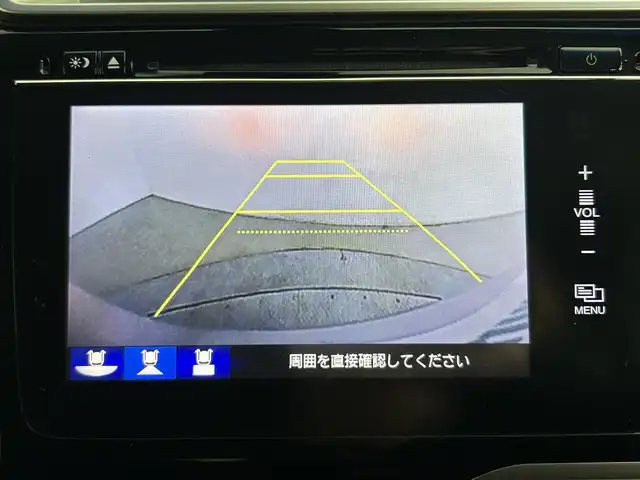 ホンダ フィット ハイブリット Lパッケージ 道央・札幌 2017(平29)年 4.7万km アラバスターシルバーメタリック ・４WD/・寒冷地仕様/・ホンダインターナビ/　CD/SD/BT/フルセグ/・ビルトインETC/・ホンダセンシング/・クルーズコントロール/・レーンキープアシスト/・ハーフレザーシート/・ステアリングスイッチ/・LEDヘッドライト/・フォグライト/・オートライト/・プッシュスタート/・スマートキー/・純正フロアマット/・ドアバイザー