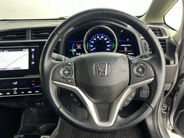 ホンダ フィット ハイブリット Lパッケージ 道央・札幌 2017(平29)年 4.7万km アラバスターシルバーメタリック ・４WD/・寒冷地仕様/・ホンダインターナビ/　CD/SD/BT/フルセグ/・ビルトインETC/・ホンダセンシング/・クルーズコントロール/・レーンキープアシスト/・ハーフレザーシート/・ステアリングスイッチ/・LEDヘッドライト/・フォグライト/・オートライト/・プッシュスタート/・スマートキー/・純正フロアマット/・ドアバイザー