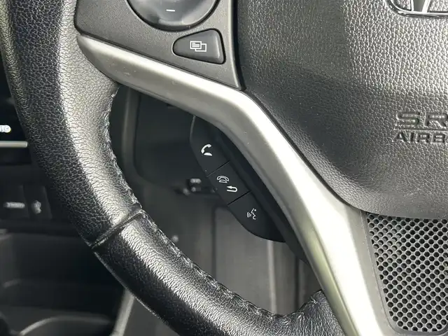 ホンダ フィット ハイブリット Lパッケージ 道央・札幌 2017(平29)年 4.7万km アラバスターシルバーメタリック ・４WD/・寒冷地仕様/・ホンダインターナビ/　CD/SD/BT/フルセグ/・ビルトインETC/・ホンダセンシング/・クルーズコントロール/・レーンキープアシスト/・ハーフレザーシート/・ステアリングスイッチ/・LEDヘッドライト/・フォグライト/・オートライト/・プッシュスタート/・スマートキー/・純正フロアマット/・ドアバイザー