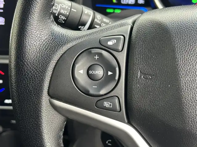 ホンダ フィット ハイブリット Lパッケージ 道央・札幌 2017(平29)年 4.7万km アラバスターシルバーメタリック ・４WD/・寒冷地仕様/・ホンダインターナビ/　CD/SD/BT/フルセグ/・ビルトインETC/・ホンダセンシング/・クルーズコントロール/・レーンキープアシスト/・ハーフレザーシート/・ステアリングスイッチ/・LEDヘッドライト/・フォグライト/・オートライト/・プッシュスタート/・スマートキー/・純正フロアマット/・ドアバイザー