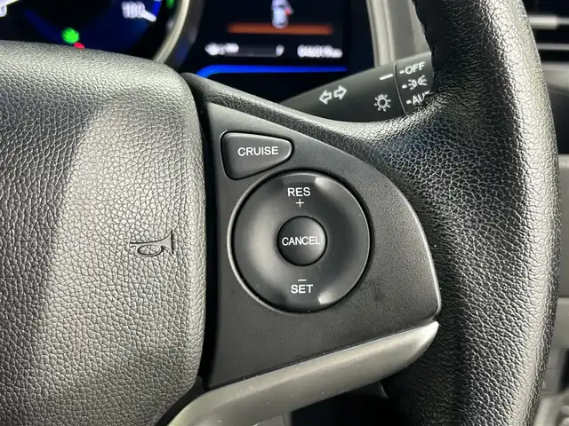 ホンダ フィット ハイブリット Lパッケージ 道央・札幌 2017(平29)年 4.7万km アラバスターシルバーメタリック ・４WD/・寒冷地仕様/・ホンダインターナビ/　CD/SD/BT/フルセグ/・ビルトインETC/・ホンダセンシング/・クルーズコントロール/・レーンキープアシスト/・ハーフレザーシート/・ステアリングスイッチ/・LEDヘッドライト/・フォグライト/・オートライト/・プッシュスタート/・スマートキー/・純正フロアマット/・ドアバイザー