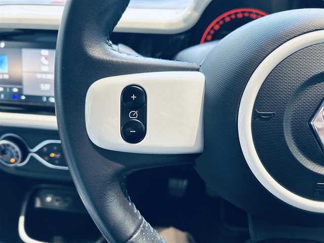 ルノー トゥインゴ S 大阪府 2020(令2)年 3万km 緑 純正ディスプレイオーディオ/applecarplay/バックカメラ/AUX/USB/Bluetooth/15インチホイール/レーンアシスト/オートライト/リモコンキー/クリアランスソナー/クルーズコントロール/アイドリングストップ