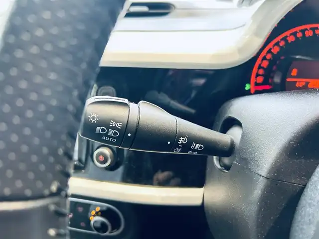 ルノー トゥインゴ S 大阪府 2020(令2)年 3万km 緑 純正ディスプレイオーディオ/applecarplay/バックカメラ/AUX/USB/Bluetooth/15インチホイール/レーンアシスト/オートライト/リモコンキー/クリアランスソナー/クルーズコントロール/アイドリングストップ