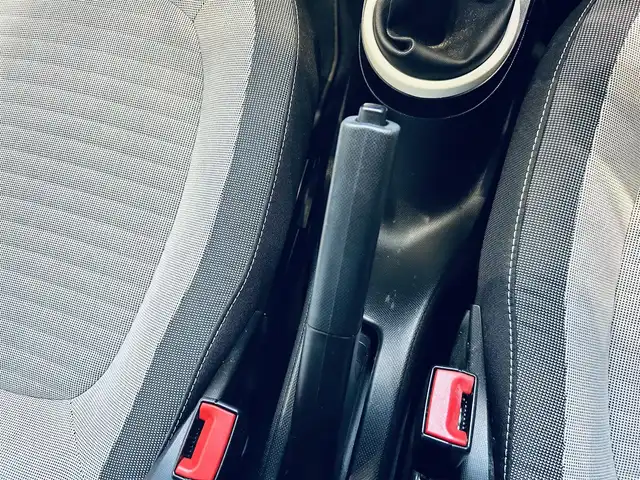 ルノー トゥインゴ S 大阪府 2020(令2)年 3万km 緑 純正ディスプレイオーディオ/applecarplay/バックカメラ/AUX/USB/Bluetooth/15インチホイール/レーンアシスト/オートライト/リモコンキー/クリアランスソナー/クルーズコントロール/アイドリングストップ