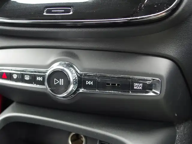 ボルボ ＸＣ４０ T4 AWD Rデザイン 埼玉県 2020(令2)年 2.9万km クリスタルホワイトP ブラックハーフレザーシート /アダプティブクルーズコントロール /インテリセーフ /CarPlay /パークセンサー /ブラインドスポットモニター /全周囲カメラ /純正ナビ /ETC /ドラレコ /フルセグTV /全席シートHI /ステアリングヒーター/ワイヤレス充電