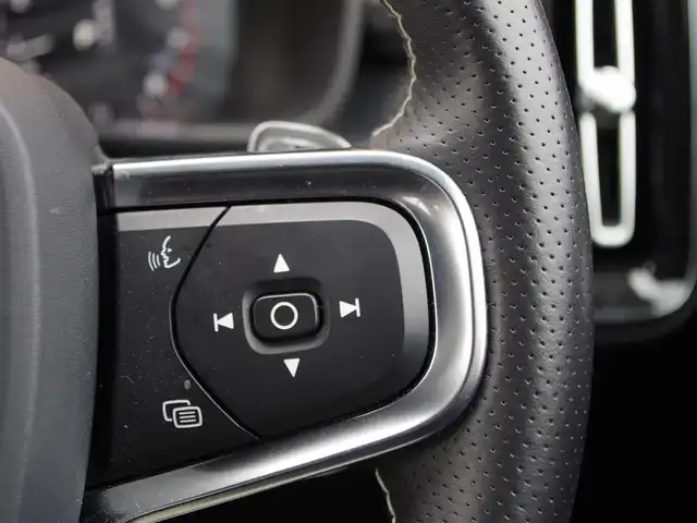 ボルボ ＸＣ４０ T4 AWD Rデザイン 埼玉県 2020(令2)年 2.9万km クリスタルホワイトP ブラックハーフレザーシート /アダプティブクルーズコントロール /インテリセーフ /CarPlay /パークセンサー /ブラインドスポットモニター /全周囲カメラ /純正ナビ /ETC /ドラレコ /フルセグTV /全席シートHI /ステアリングヒーター/ワイヤレス充電