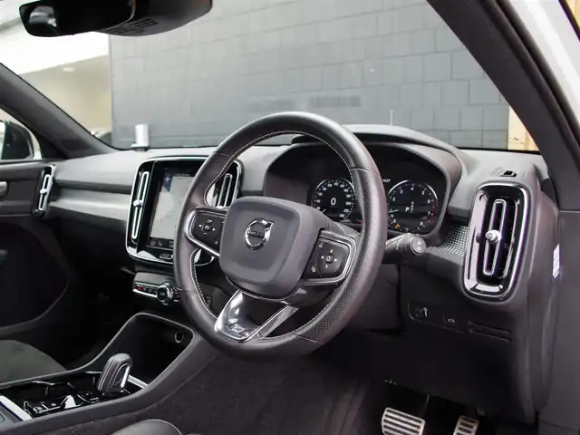 ボルボ ＸＣ４０ T4 AWD Rデザイン 埼玉県 2020(令2)年 2.9万km クリスタルホワイトP ブラックハーフレザーシート /アダプティブクルーズコントロール /インテリセーフ /CarPlay /パークセンサー /ブラインドスポットモニター /全周囲カメラ /純正ナビ /ETC /ドラレコ /フルセグTV /全席シートHI /ステアリングヒーター/ワイヤレス充電
