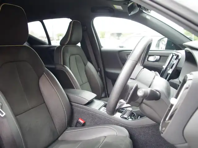 ボルボ ＸＣ４０ T4 AWD Rデザイン 埼玉県 2020(令2)年 2.9万km クリスタルホワイトP ブラックハーフレザーシート /アダプティブクルーズコントロール /インテリセーフ /CarPlay /パークセンサー /ブラインドスポットモニター /全周囲カメラ /純正ナビ /ETC /ドラレコ /フルセグTV /全席シートHI /ステアリングヒーター/ワイヤレス充電