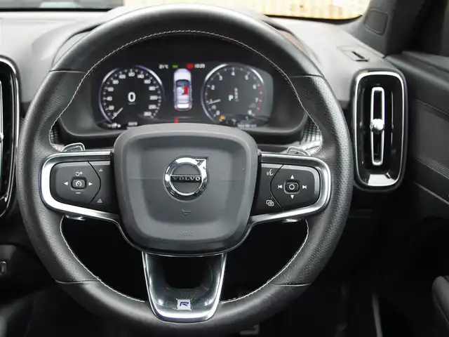 ボルボ ＸＣ４０ T4 AWD Rデザイン 埼玉県 2020(令2)年 2.9万km クリスタルホワイトP ブラックハーフレザーシート /アダプティブクルーズコントロール /インテリセーフ /CarPlay /パークセンサー /ブラインドスポットモニター /全周囲カメラ /純正ナビ /ETC /ドラレコ /フルセグTV /全席シートHI /ステアリングヒーター/ワイヤレス充電