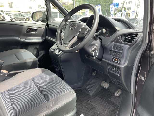 トヨタ ノア X 沖縄県 2014(平26)年 7.8万km ボルドーマイカメタリック (株)IDOMが運営する【じしゃロンコザ店】の自社ローン専用車両になりますこちらは現金またはオートローンご利用時の価格です。自社ローンご希望の方は別途その旨お申付け下さい/本土仕入れ　/純正ナビ　/フルセグＴＶ　/Ｂｌｕｅｔｏｏｔｈ接続　/ＥＴＣ　/両側パワースライドドア　/アイドリングストップ　/オートライト　/純正フロアマット　/モデリスタアルミホイール