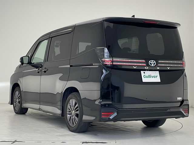 トヨタ ヴォクシー ハイブリッド S－G 沖縄県 2022(令4)年 5.9万km アティチュードブラックマイカ 純正１０．５型ディスプレイオーディオ/　(フルセグTV　Bluetooth)/バックカメラ/ETC2.0/ドライブレコーダー/トヨタセーフティセンス/・衝突被害軽減ブレーキ (プリクラッシュセーフティ)																									/・ハンドル操作サポート (レーントレーシングアシスト)																									/・追従ドライブ支援機能 (レーダークルーズコントロール)																									/・車線はみ出しアラート (レーンディパーチャーアラート)																									/・自動ハイビーム (オートマチックハイビーム)																									/パワースライドドア/プッシュスタート/スマートキー/クリアランスソナー/純正フロアマット/純正16インチアルミホイール/LEDヘッドライト/オートライト
