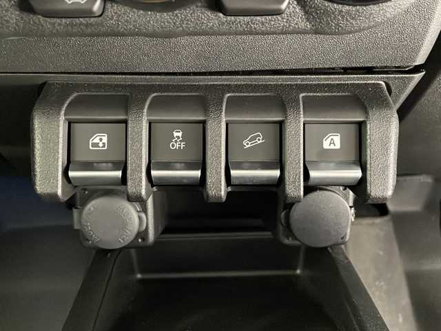 スズキ ジムニー シエラ JC 長野県 2024(令6)年 0.5万km ブルーイッシュブラックパール3 4WD/社外メモリナビ&フルセグTV&CD&DVD&BT/クルーズコントロール/車線逸脱警報/衝突軽減ブレーキ/後方コーナーセンサー/アイドリングストップ/前席シートヒーター/ステアリングスイッチ/ビルトインETC/LEDヘッドライト/オートライト/オートマチックハイビーム/フロントフォグランプ/電動格納ミラー/ウィンカーミラー/ドアミラーヒーター/純正15インチAW装着/社外フロアマット/社外ルーフキャリア/背面タイヤ/プッシュスタート/スマートキー