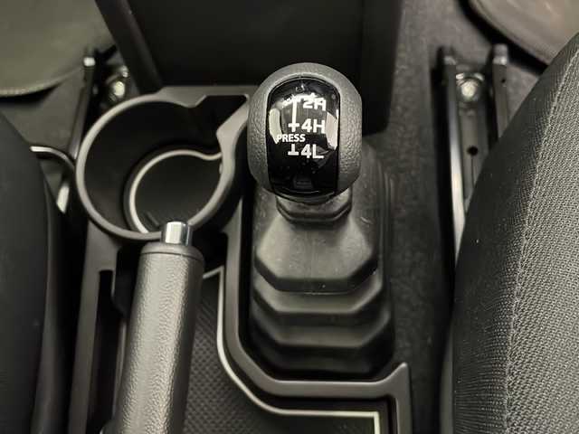 スズキ ジムニー シエラ JC 長野県 2024(令6)年 0.5万km ブルーイッシュブラックパール3 4WD/社外メモリナビ&フルセグTV&CD&DVD&BT/クルーズコントロール/車線逸脱警報/衝突軽減ブレーキ/後方コーナーセンサー/アイドリングストップ/前席シートヒーター/ステアリングスイッチ/ビルトインETC/LEDヘッドライト/オートライト/オートマチックハイビーム/フロントフォグランプ/電動格納ミラー/ウィンカーミラー/ドアミラーヒーター/純正15インチAW装着/社外フロアマット/社外ルーフキャリア/背面タイヤ/プッシュスタート/スマートキー