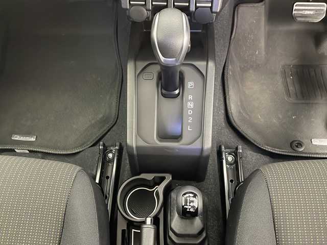 スズキ ジムニー シエラ JC 長野県 2024(令6)年 0.5万km ブルーイッシュブラックパール3 4WD/社外メモリナビ&フルセグTV&CD&DVD&BT/クルーズコントロール/車線逸脱警報/衝突軽減ブレーキ/後方コーナーセンサー/アイドリングストップ/前席シートヒーター/ステアリングスイッチ/ビルトインETC/LEDヘッドライト/オートライト/オートマチックハイビーム/フロントフォグランプ/電動格納ミラー/ウィンカーミラー/ドアミラーヒーター/純正15インチAW装着/社外フロアマット/社外ルーフキャリア/背面タイヤ/プッシュスタート/スマートキー