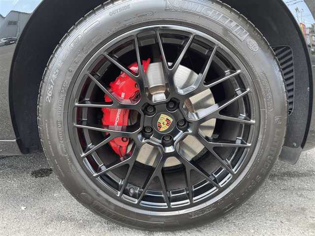 ポルシェ マカン GTS 大阪府 2017(平29)年 6.4万km ブラック 純正ナビ/（ＢＴ／ＣＤ）/レザーシート/パワーシート/電動リアゲート/前後ドライブレコーダー/レーダー探知機/バックカメラ/前後コーナーセンサー/クルーズコントロール/アイドリングストップ/パドルシフト/レーンキープアシスト/ＥＴＣ/純正フロアマット/純正アルミホイール20インチ/スペアキー
