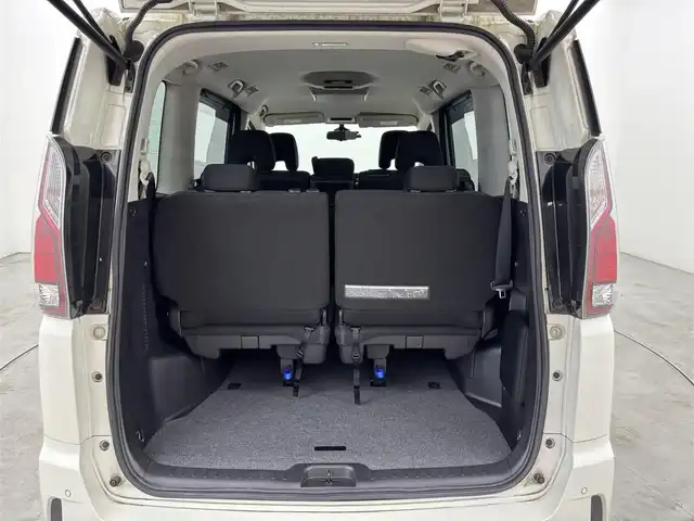 日産 セレナ ハイウェイスター Vセレクション 福岡県 2017(平29)年 4.9万km ブリリアントホワイトパール 後席モニター　/純正９型ナビ　/全方位カメラ　/両側電動スライドドア　/衝突軽減システム　/パーキングアシスト　/クルーズコントロール　/アイドリングストップ　/横滑り防止装置　/ドラレコ　/ＥＴＣ　/純正アルミホイール