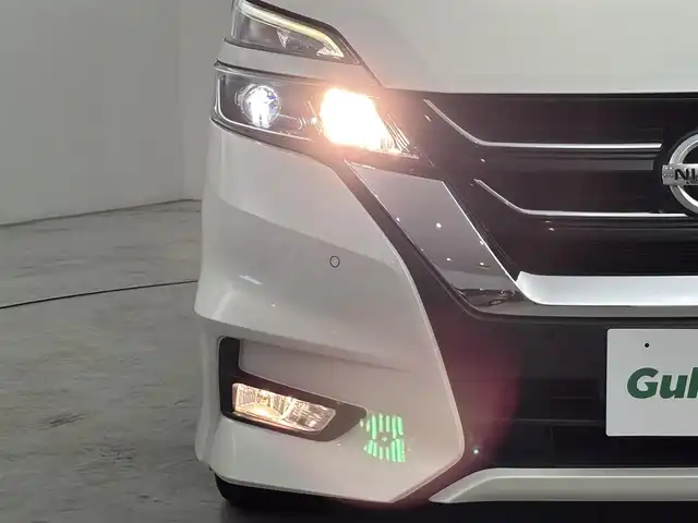 日産 セレナ ハイウェイスター Vセレクション 福岡県 2017(平29)年 4.9万km ブリリアントホワイトパール 後席モニター　/純正９型ナビ　/全方位カメラ　/両側電動スライドドア　/衝突軽減システム　/パーキングアシスト　/クルーズコントロール　/アイドリングストップ　/横滑り防止装置　/ドラレコ　/ＥＴＣ　/純正アルミホイール