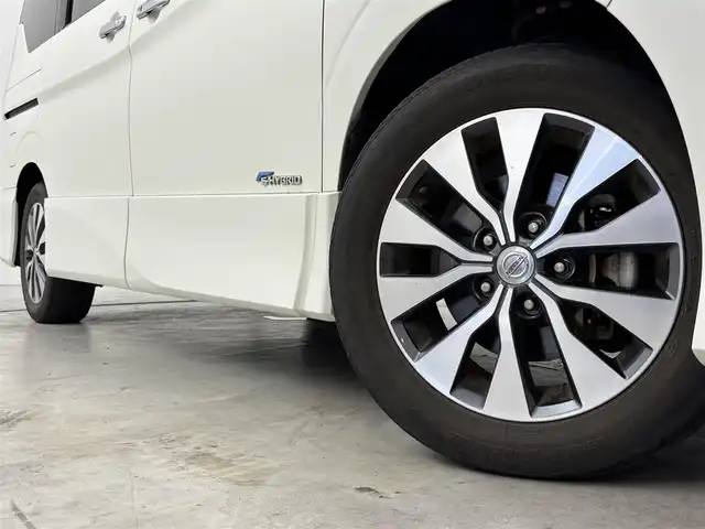 日産 セレナ ハイウェイスター Vセレクション 福岡県 2017(平29)年 4.9万km ブリリアントホワイトパール 後席モニター　/純正９型ナビ　/全方位カメラ　/両側電動スライドドア　/衝突軽減システム　/パーキングアシスト　/クルーズコントロール　/アイドリングストップ　/横滑り防止装置　/ドラレコ　/ＥＴＣ　/純正アルミホイール