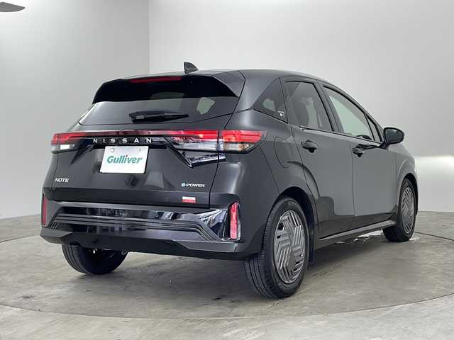 日産 ノート X 兵庫県 2024(令6)年 0.8万km スーパーブラック ・純正ディスプレイオーディオ/・Bluetooth/android Auto/Apple car play/HDMI/・バックカメラ/・プリクラッシュセーフティ/・車線逸脱警報システム/・横滑り防止装置/・クリアランスソナー/・インテリジェントエンジンブレーキ/・標識検知支援/・LEDオートライト/・前後ドライブレコーダー/・ビルトインETC/・スマートキー/・W＋サイドエアバッグ