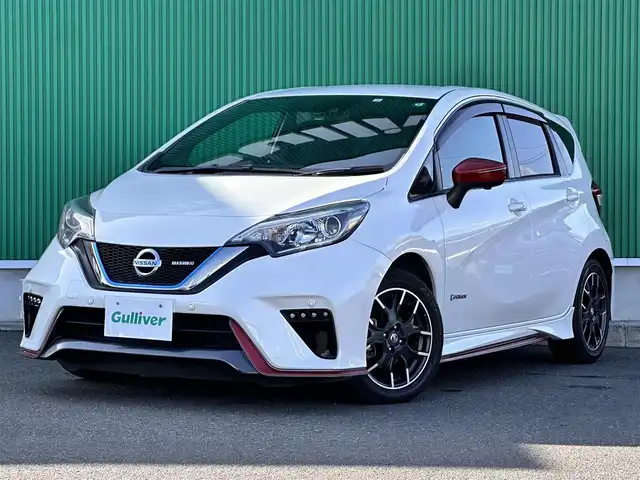 日産 ノート e－パワー ニスモ 宮城県 2018(平30)年 5.7万km ブリリアントホワイトパール インテリジェントアラウンドビューモニターセット/・踏み間違い衝突防止アシスト/・コーナーセンサー/・インテリジェントアラウンドビューモニター/・スマートルームミラー/・ドアミラーヒーター/LEDヘッドランプ/＝＝＝/インテリジェントエマージェンシーブレーキ/車線逸脱警報/純正ナビ（MM317D-W）/・CD/DVD/・Bluetooth/・フルセグTV/ETC/ドライブレコーダー/革巻きステアリング/ステアリングスイッチ/フォグランプ/オートライト/ハイビームアシスト/スマートキー＆プッシュスタート/電動格納ミラー/純正16インチAW/純正フロアマット/純正ドアバイザー/Wエアバッグ