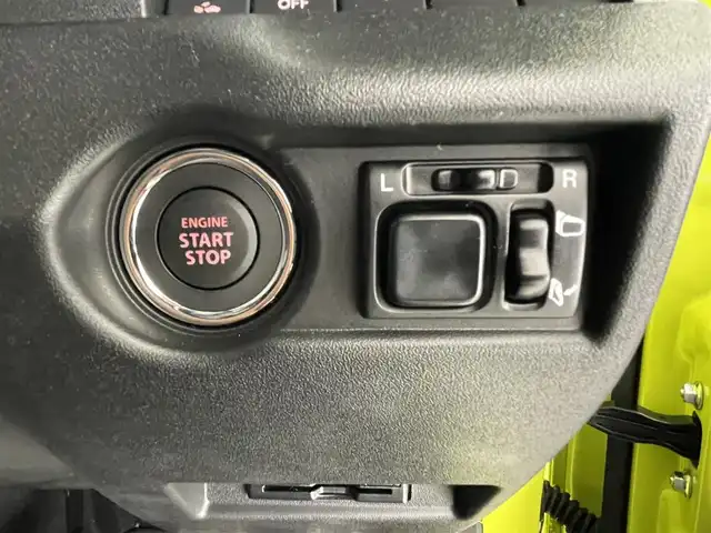 スズキ ジムニー XC 滋賀県 2025(令7)年 0.1万km キネティックイエロー 社外ディスプレイオーディオ/Bluetooth/AppleCarPlay/AndroidAuto/５MT/パートタイム4WD/LED/AHB/レーンキープ/クルーズコントロール/コーナーセンサー/D/Nシートヒーター/HDC/社外フロアマット/プッシュスタート/スマートキー/ステアリングリモコン/ビルトインETC