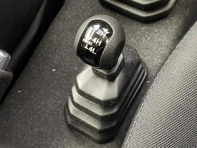 スズキ ジムニー XC 滋賀県 2025(令7)年 0.1万km キネティックイエロー 社外ディスプレイオーディオ/Bluetooth/AppleCarPlay/AndroidAuto/５MT/パートタイム4WD/LED/AHB/レーンキープ/クルーズコントロール/コーナーセンサー/D/Nシートヒーター/HDC/社外フロアマット/プッシュスタート/スマートキー/ステアリングリモコン/ビルトインETC