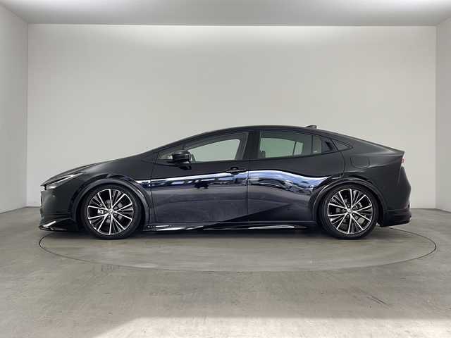 トヨタ プリウス Z 兵庫県 2023(令5)年 1.6万km アティチュードブラックマイカ ・純正ナビ（TV/USB/BT/MiraCast)/・パノラミックビューモニター/・ビルトインETC2.0/・モデリスタエアロ/・社外車高調/・トヨタセーフティセンス/・トヨタチームメイト/・アドバンスドパーク/・レーンディパーチャーアラート/・ブラインドスポットモニター/・プリクラッシュセーフティ/・プロアクティブドライビングアシスト/・後方車両接近告知/・パーキングサポートブレーキ/・安心降車アシスト/・周辺車両接近サポート/・ロードサインアシスト/・レーダークルーズコントロール/・レーンチェンジアシスト/・フロントクロストラフィックアラート/・オートマチックハイビーム/・クリアランスソナー/・パワーバックドア/・ワイヤレス充電/・レザーシート/・前席パワーシート/・前席シートヒーター/・前席エアシート/・ステアリングヒーター/・ドアミラーヒーター/・nanoeX/・AC１００V電源
