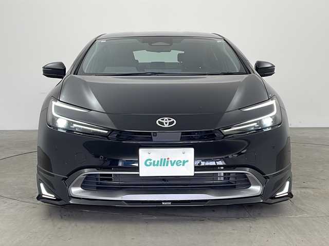 トヨタ プリウス Z 兵庫県 2023(令5)年 1.6万km アティチュードブラックマイカ ・純正ナビ（TV/USB/BT/MiraCast)/・パノラミックビューモニター/・ビルトインETC2.0/・モデリスタエアロ/・社外車高調/・トヨタセーフティセンス/・トヨタチームメイト/・アドバンスドパーク/・レーンディパーチャーアラート/・ブラインドスポットモニター/・プリクラッシュセーフティ/・プロアクティブドライビングアシスト/・後方車両接近告知/・パーキングサポートブレーキ/・安心降車アシスト/・周辺車両接近サポート/・ロードサインアシスト/・レーダークルーズコントロール/・レーンチェンジアシスト/・フロントクロストラフィックアラート/・オートマチックハイビーム/・クリアランスソナー/・パワーバックドア/・ワイヤレス充電/・レザーシート/・前席パワーシート/・前席シートヒーター/・前席エアシート/・ステアリングヒーター/・ドアミラーヒーター/・nanoeX/・AC１００V電源