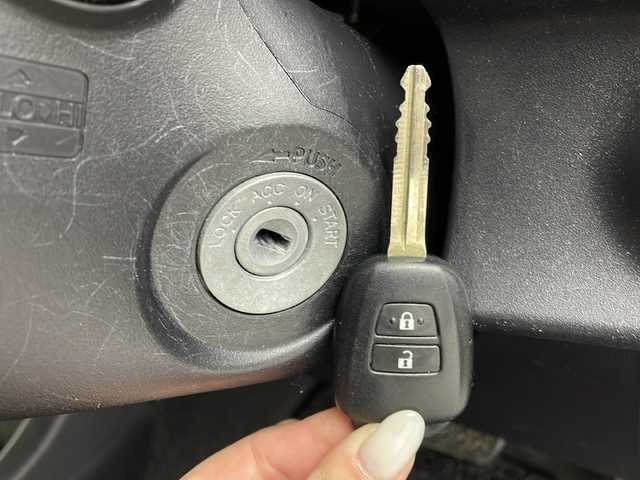 トヨタ アクア S 大阪府 2013(平25)年 6.1万km コバルトブルーメタリック 社外ナビ　/【BT/フルセグTV/USB/ipod/DVD]/バックカメラ/ETC/横滑り防止装置/純正フロアマット/スペアキー