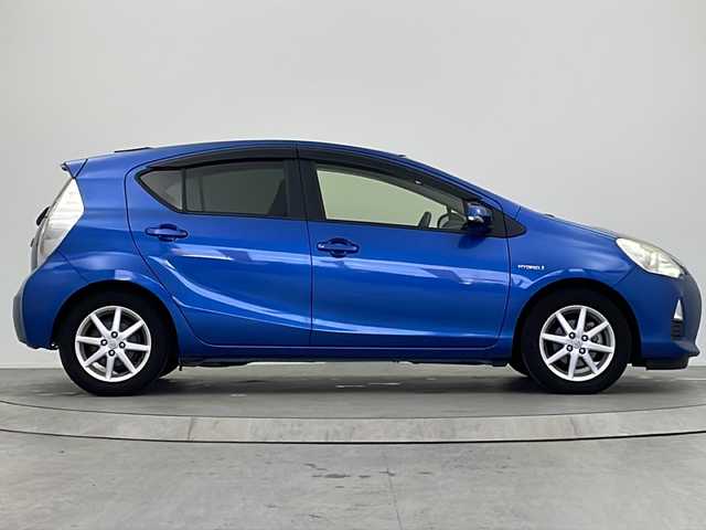 トヨタ アクア S 大阪府 2013(平25)年 6.1万km コバルトブルーメタリック 社外ナビ　/【BT/フルセグTV/USB/ipod/DVD]/バックカメラ/ETC/横滑り防止装置/純正フロアマット/スペアキー