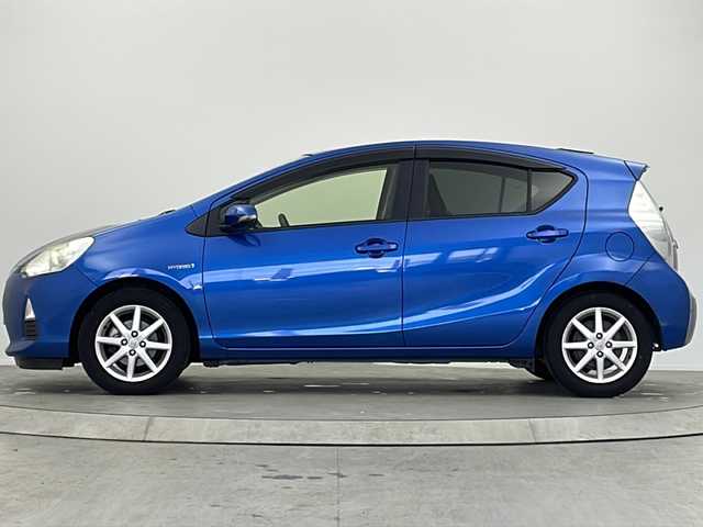 トヨタ アクア S 大阪府 2013(平25)年 6.1万km コバルトブルーメタリック 社外ナビ　/【BT/フルセグTV/USB/ipod/DVD]/バックカメラ/ETC/横滑り防止装置/純正フロアマット/スペアキー