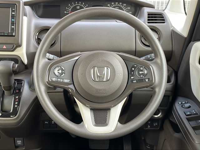 ホンダ Ｎ ＢＯＸ L 愛知県 2023(令5)年 0.5万km プレミアムサンライトホワイトパール /禁煙//純正メモリーナビ（VXM-235Ci）//CD・SD・BT//バックカメラ//パワースライドドア//ETC//前席シートヒーター//衝突軽減ブレーキ（CMBS）//誤発進抑制機能//歩行者事故低減ステアリング//路外逸脱抑制機能///渋滞追従機能付アダプティブクルーズコントロール（ACC）//車線維持支援システム（LKAS）//先行車発進お知らせ機能//標識認識機能//後方誤発進抑制機能//オートハイビーム//LEDオートライト//前後ドライブレコーダー（HDR965GW）//コーナーセンサー//電子ホールド//プッシュスタート//ステアリングスイッチ//チップアップシート//リアロールサンシェイド//シートバックテーブル//ISOFIX//アイドリングストップ//保証書//スペアキー