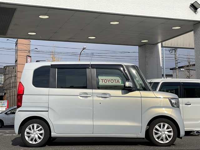 ホンダ Ｎ ＢＯＸ L 愛知県 2023(令5)年 0.5万km プレミアムサンライトホワイトパール /禁煙//純正メモリーナビ（VXM-235Ci）//CD・SD・BT//バックカメラ//パワースライドドア//ETC//前席シートヒーター//衝突軽減ブレーキ（CMBS）//誤発進抑制機能//歩行者事故低減ステアリング//路外逸脱抑制機能///渋滞追従機能付アダプティブクルーズコントロール（ACC）//車線維持支援システム（LKAS）//先行車発進お知らせ機能//標識認識機能//後方誤発進抑制機能//オートハイビーム//LEDオートライト//前後ドライブレコーダー（HDR965GW）//コーナーセンサー//電子ホールド//プッシュスタート//ステアリングスイッチ//チップアップシート//リアロールサンシェイド//シートバックテーブル//ISOFIX//アイドリングストップ//保証書//スペアキー